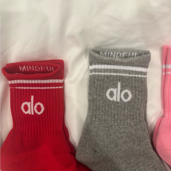 4 pack Alo Yoga unisex throwback half crew Socks - Red, Gray, Pink, Black - Picture 2 of 3